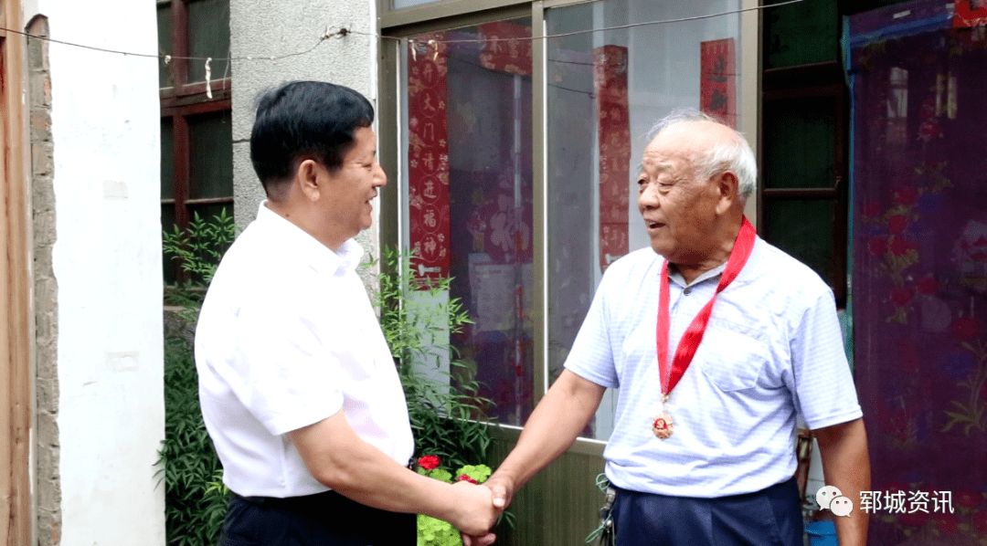 光荣在党50年这枚纪念章熠熠生辉