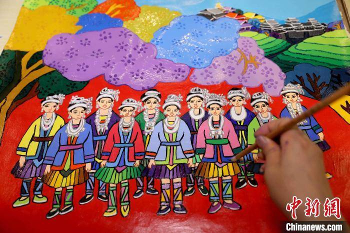 广西侗族妇女同台赛侗族农民画巧绘侗乡巨变