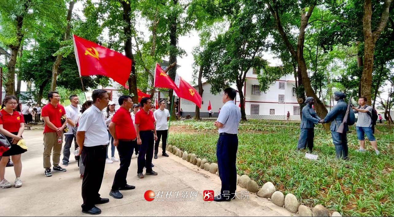 在兴安县界首镇娘子岭村,党员们正在这里学习红军精神.