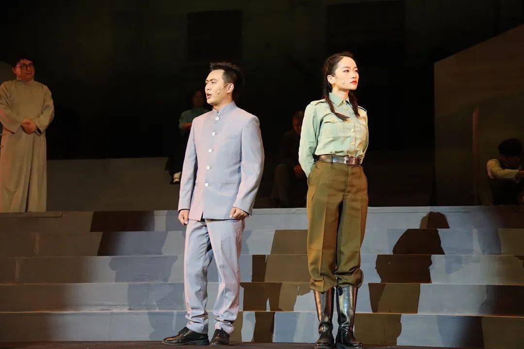《谭位中》剧照作为大英首部原创本土大型革命题材话剧