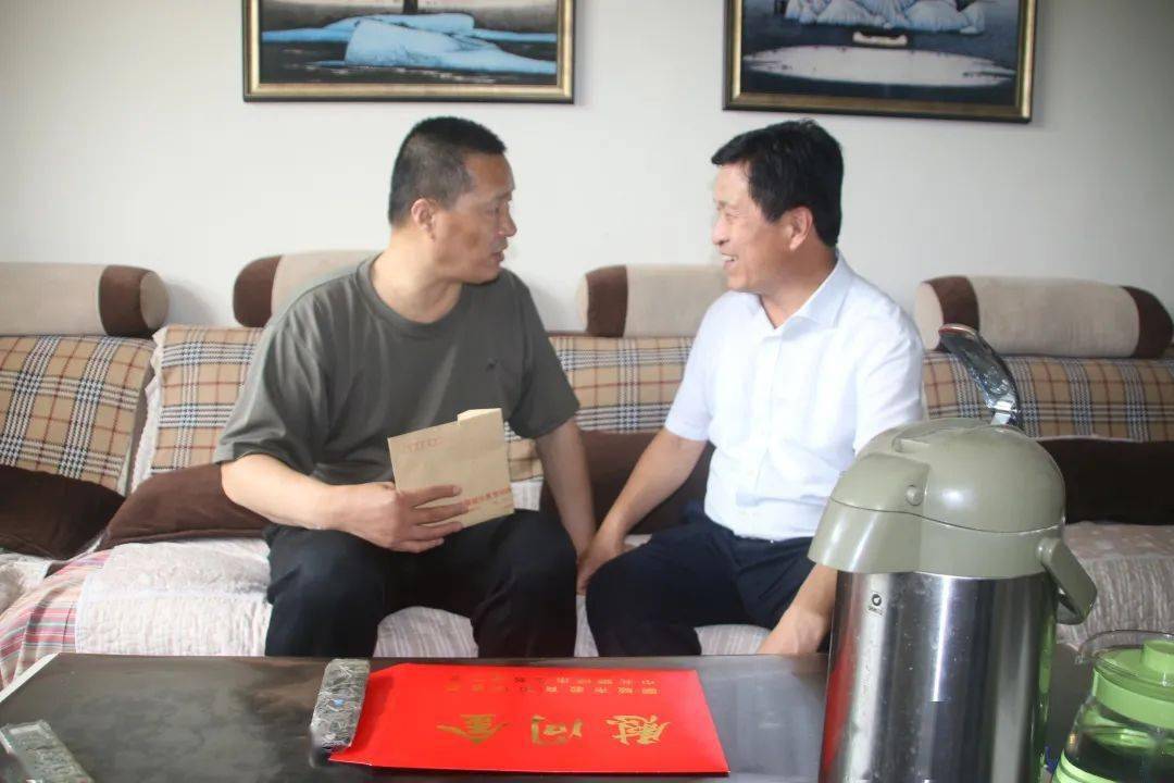 聊城市教育和体育局党组书记,局长王福祥到聊城三中走访慰问老党员