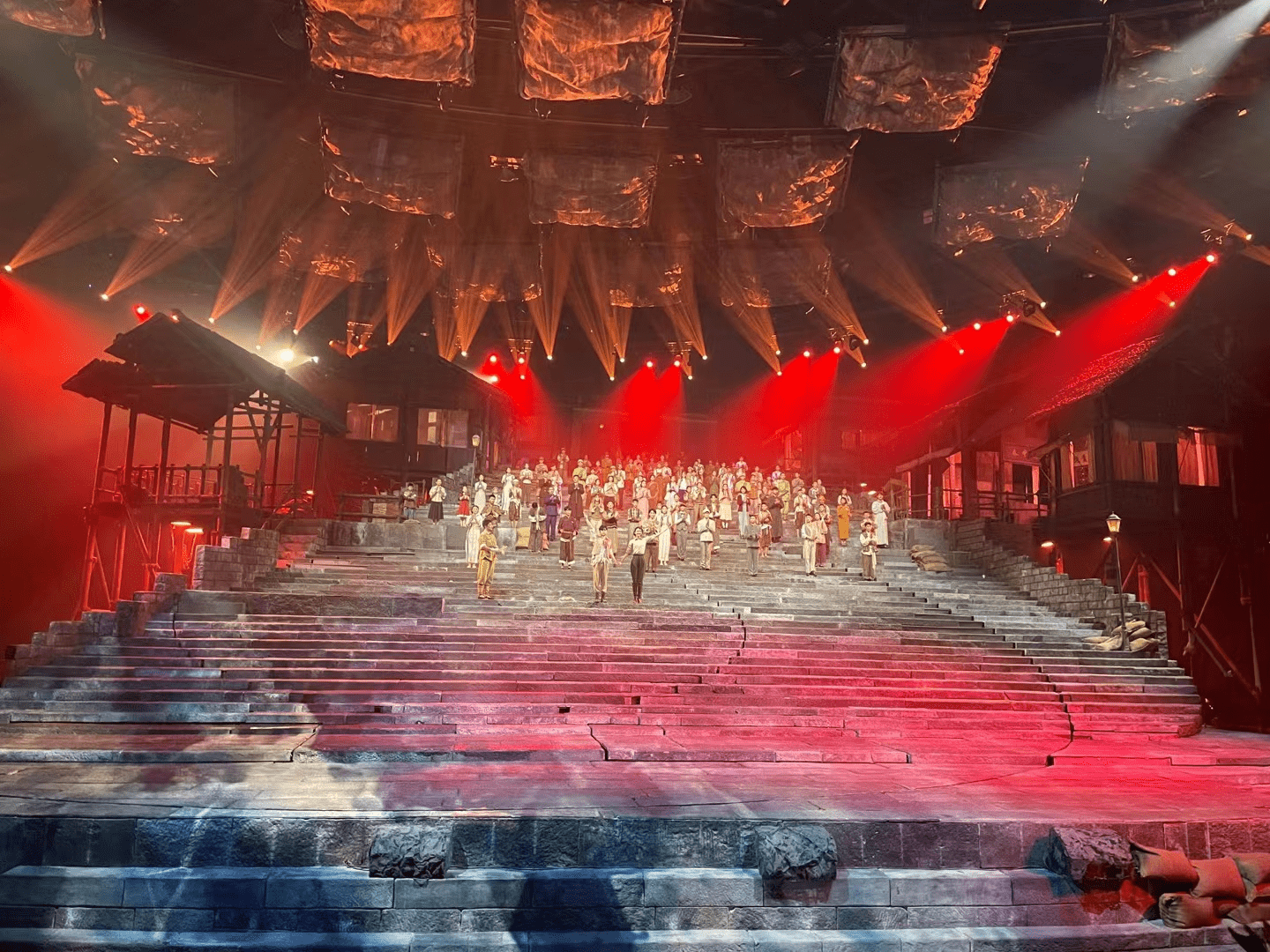 360度旋转舞台 大型红色历史舞台剧《重庆·1949》成功试演