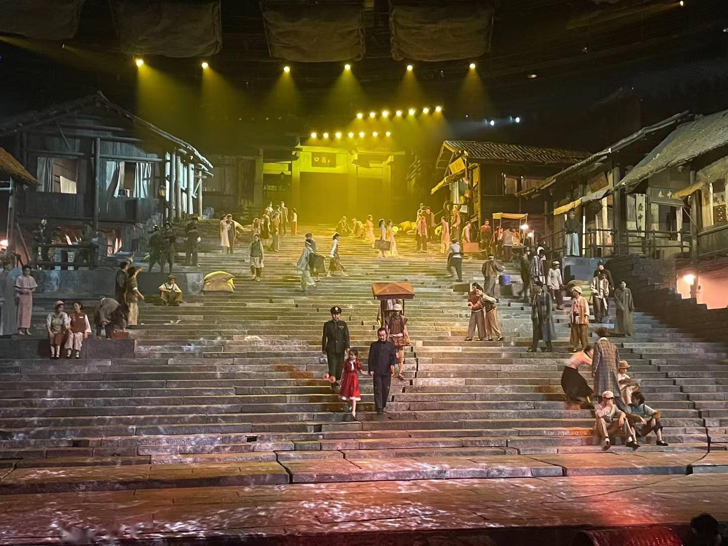 360度旋转舞台 大型红色历史舞台剧《重庆·1949》成功试演