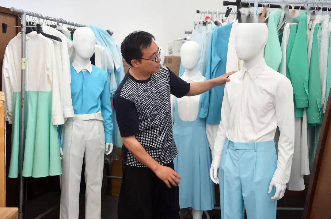 庆祝活动服装设计团队负责人,北京服装学院教授邹游.蔡代征摄