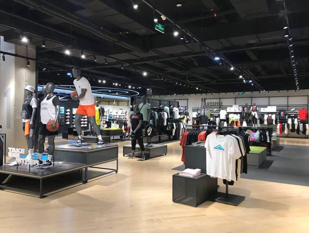 长楹龙湖天街nike 店庆嗨购