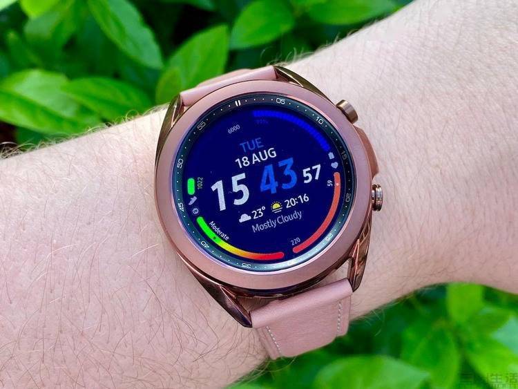但是三星的初代galaxy gear却非常"特别",作为其第一款智能手表产品
