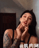 简直要被萌化了 05 瞧瞧妹子这强悍的麒麟臂 成功上演女生版肌肉诱惑