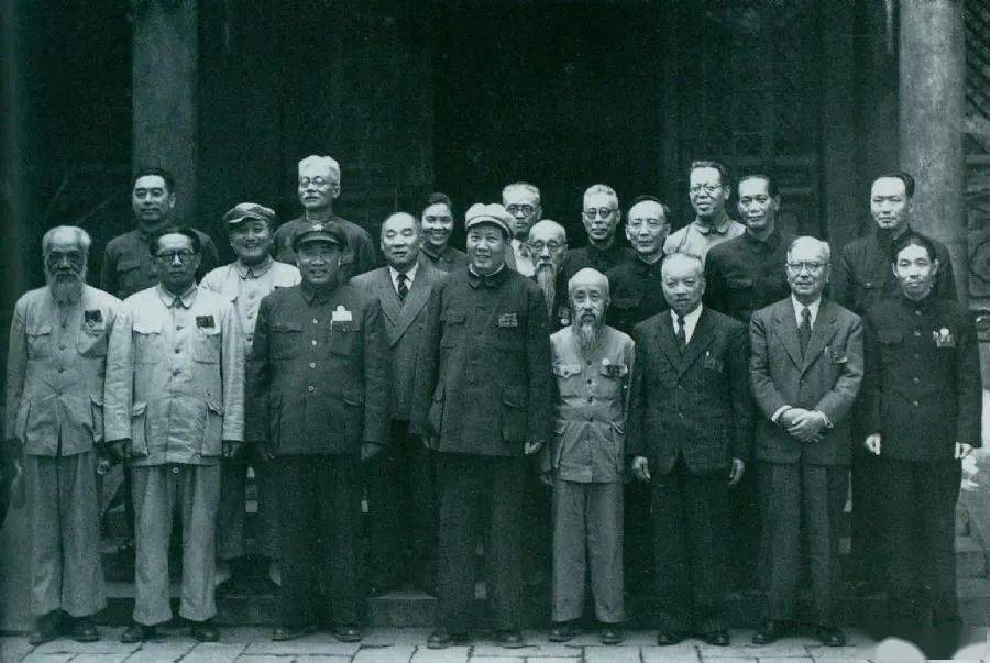 1949年7月5日,新政治协商会议筹备会常务委员合影.