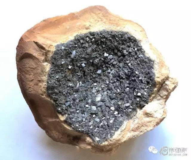 结核常被人误认为是陨石的金属锰团块常被人误认为是陨石的铁锰合金