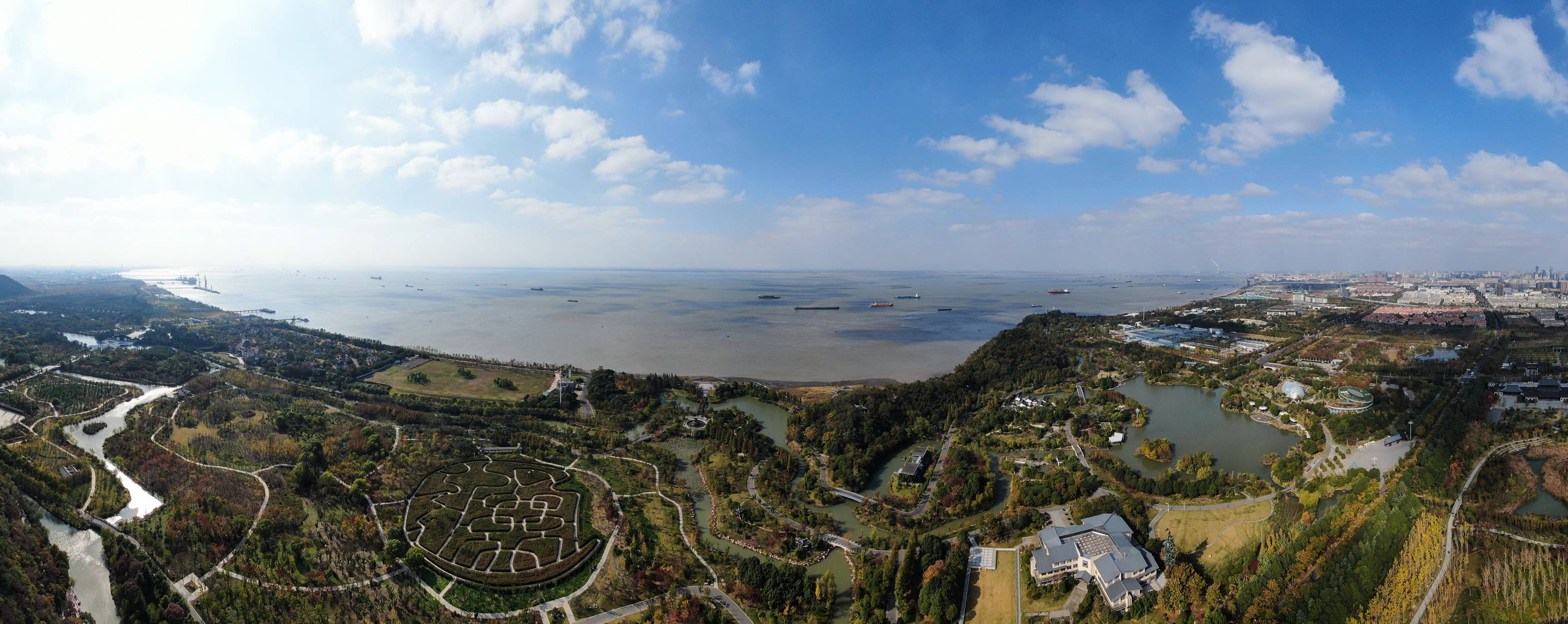 这是江苏南通五山及沿江地区景色(2020年11月13日摄,无人机照片).