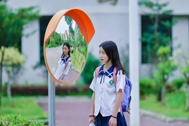 蓝与白相织彰显着青春与活力肇庆市第六中学冬夏季校服均以蓝色为主