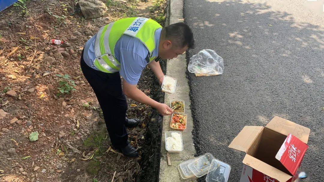 顶着烈日吃盒饭 深夜秒变"搬运工,为始兴交警点赞!