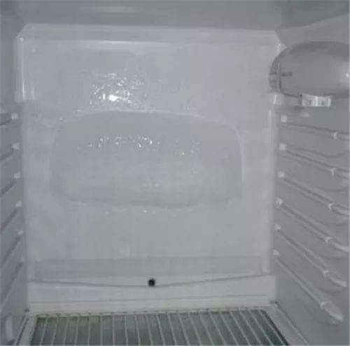 排水口一般都位于冰箱冷藏室下层抽屉柜的上方.排水口作用是什么?