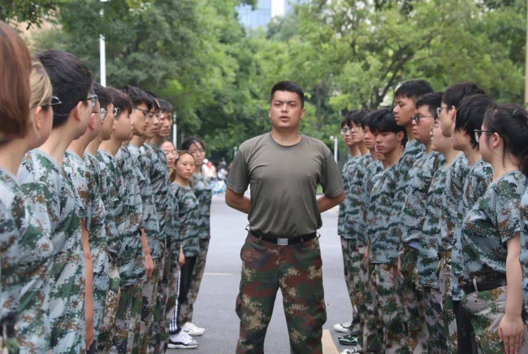 袁海峰很喜欢同学们训练时的朝气活泼,喜欢同学们表演才艺时嬉笑欢闹