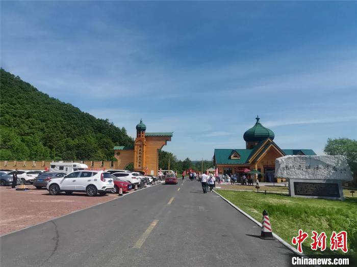 欣赏异国建筑,登高远眺邻国等项目,实现进一园"游两国"的旅游体验