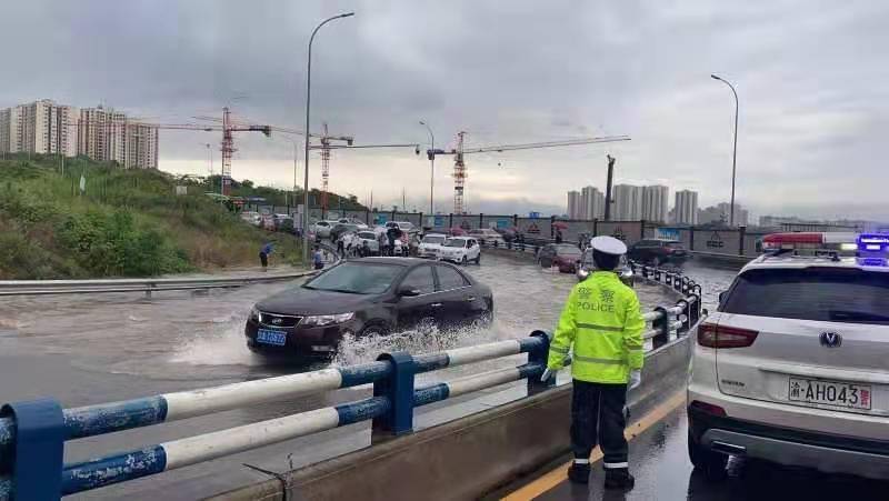 出行警慎江北区海尔路积水严重