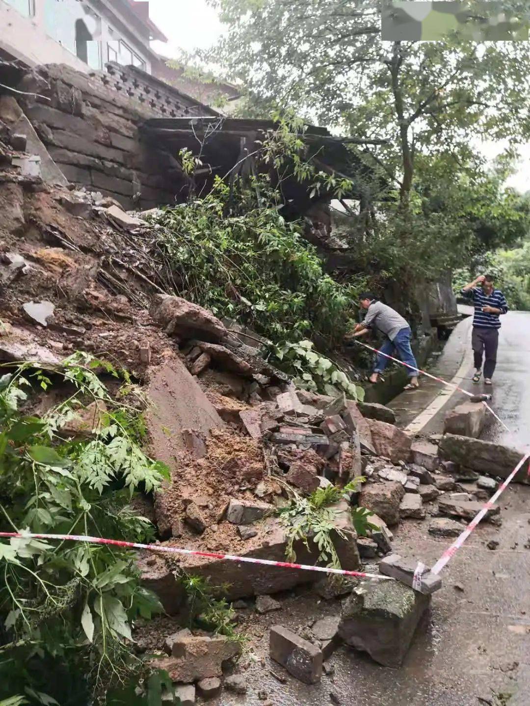 暴雨突袭涪陵引发多处险情他们火速出击全力抢险