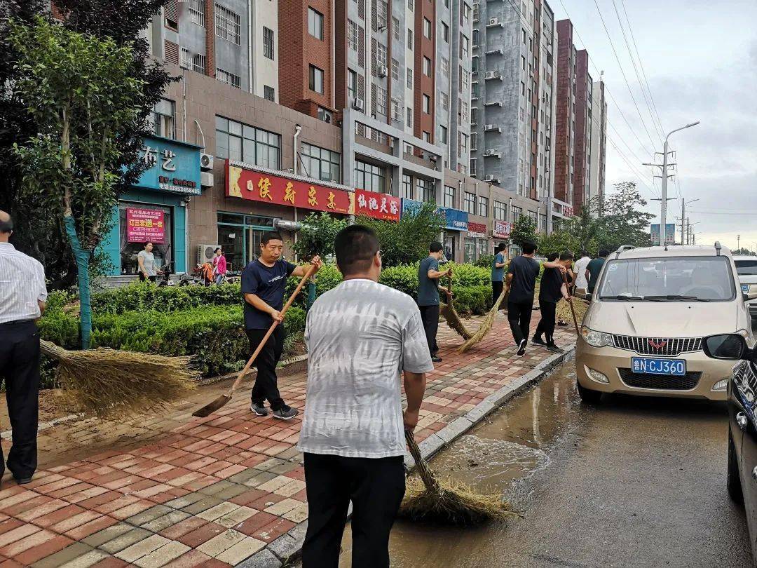 12日早,夏津城区积水退去,但多条路段铺满了淤泥,落叶,垃圾,严重影响