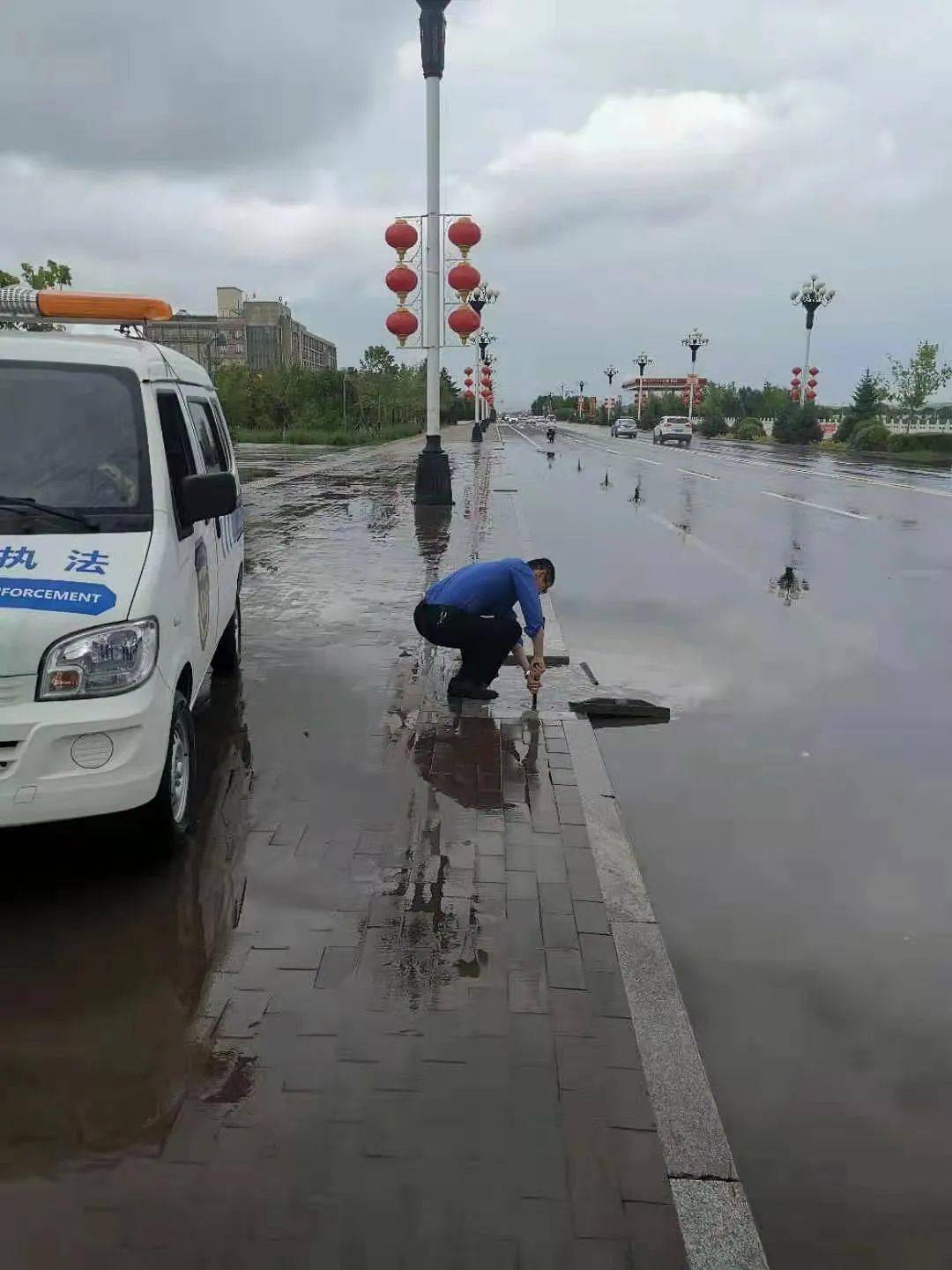 城管执法人员抢排雨后路面积水