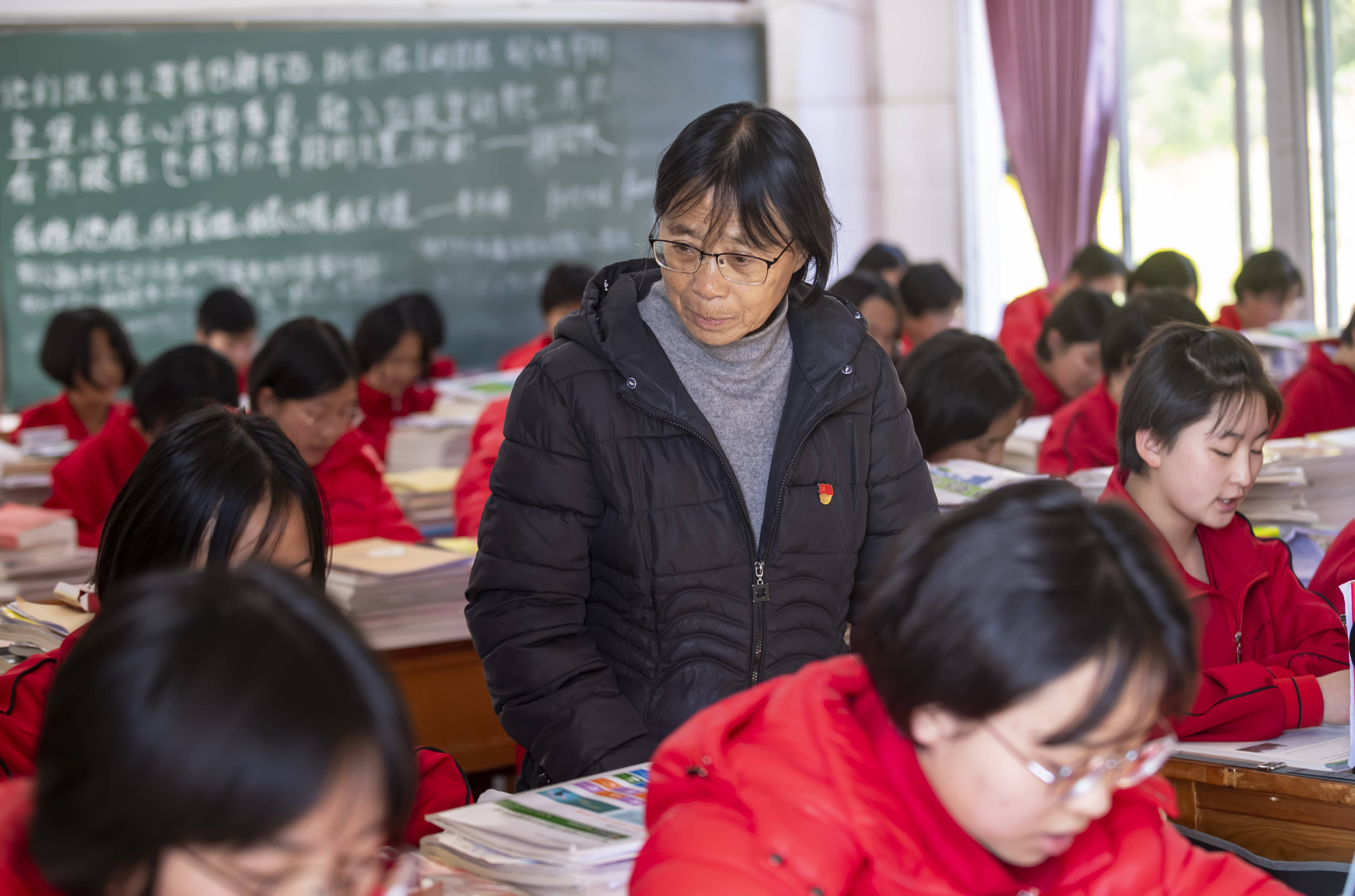 2020年12月1日,张桂梅(中)在教室里检查学生上课情况.