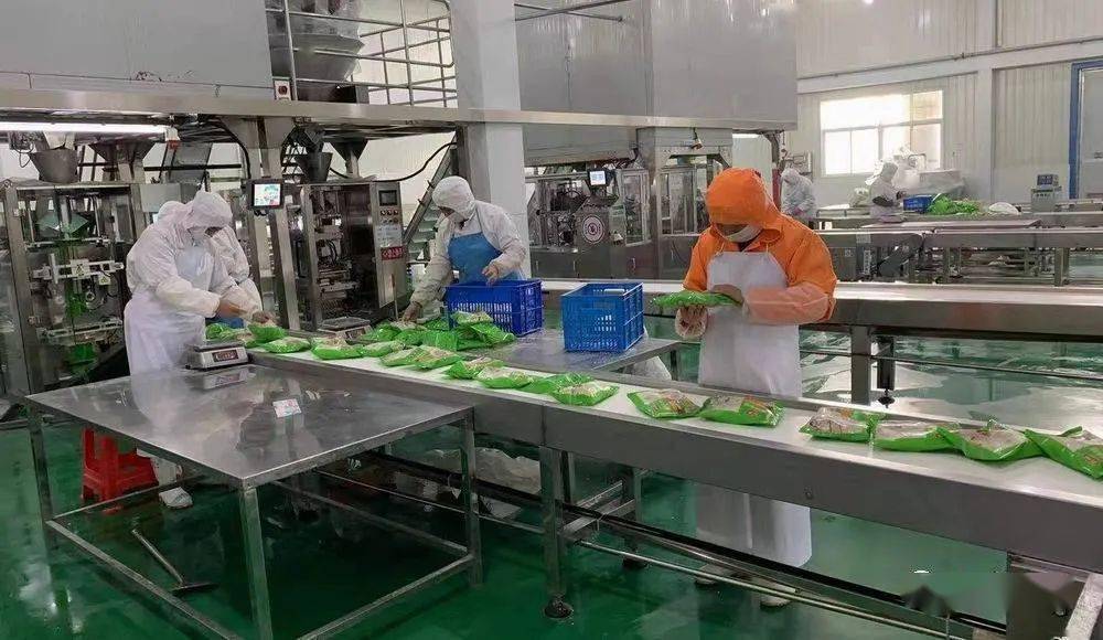 6月30日,位于怀远县的安徽今三麦食品有限公司生产车间的工人正在
