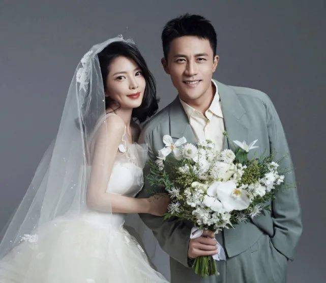 杜淳王灿合体拍摄中式婚服大片,两人在床边甜蜜依偎,大红喜被超精致