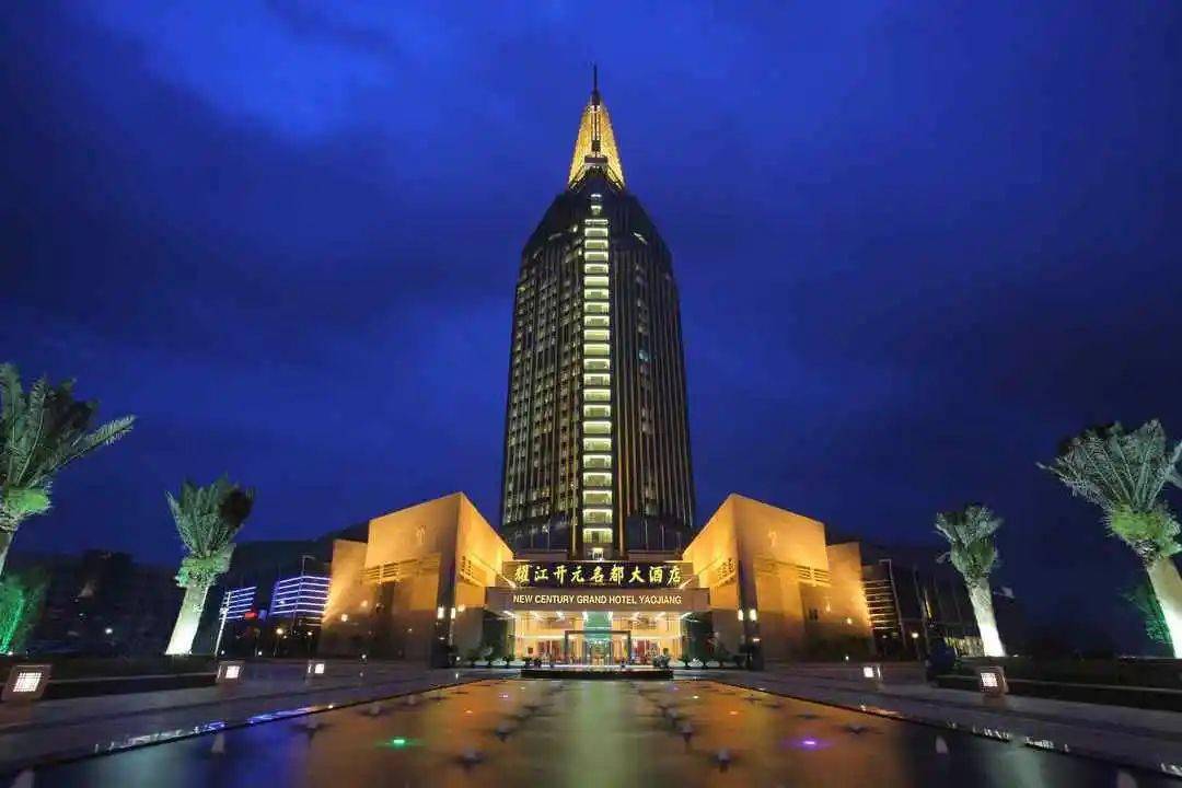 入住诸暨地标酒店,位于新城区中心地带,毗邻西施故里,另含双人自助