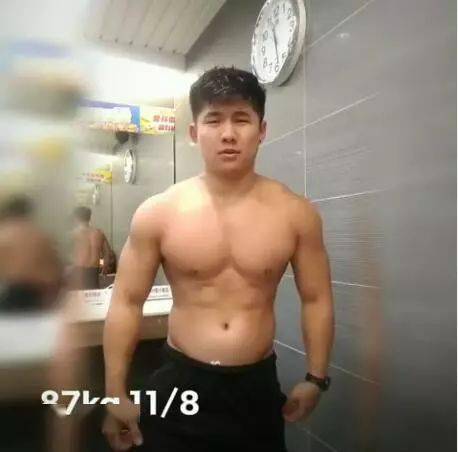 第93天,他的腹部肌肉轮廓已经不清晰,整个身体看上去变得臃肿油腻.