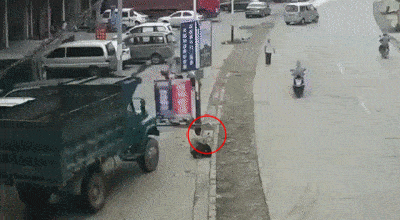 事故骇人的车祸你永远不知道下一秒生活给你带来的是惊喜还是惊吓