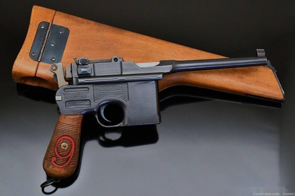 与标准版一样,9毫米毛瑟c96也配有木制枪套,可以接驳在握柄后方作为