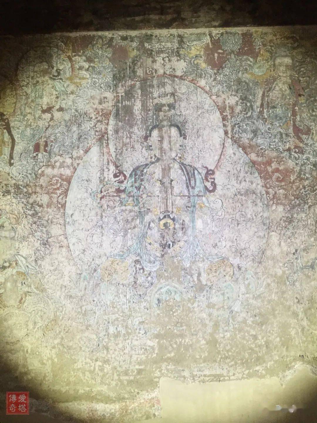 十二圆觉菩萨,在菩萨的旁侧还有弟子,护法,供养人等 龙居寺壁画的色彩