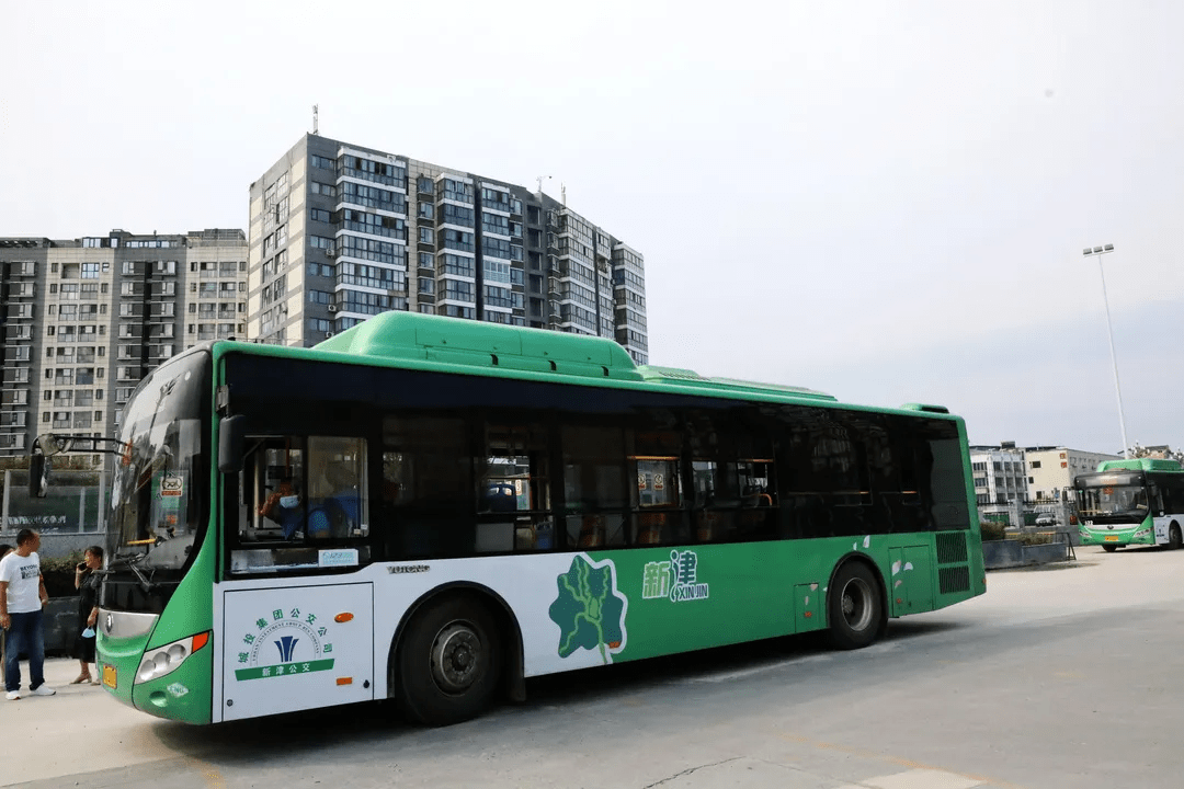 融合清新的绿色主基调最近新津公交车出现了一些新面孔细心的市民发现
