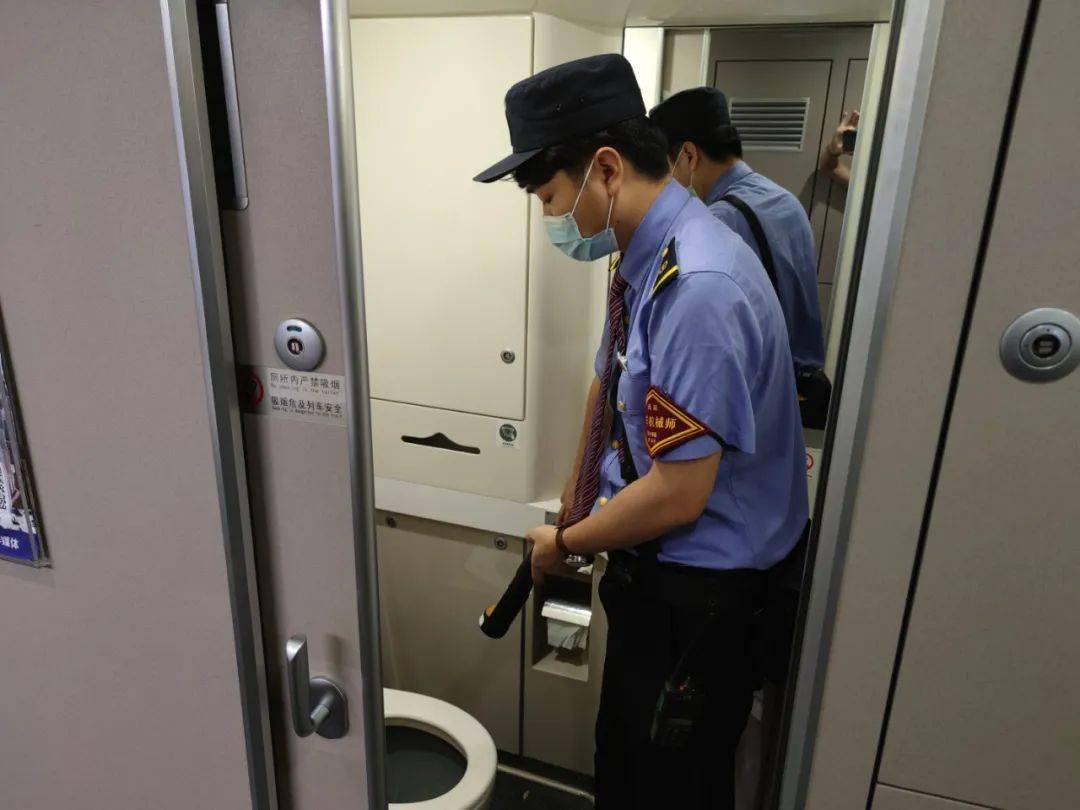 动车卫士暴雨中坚守岗位保安全