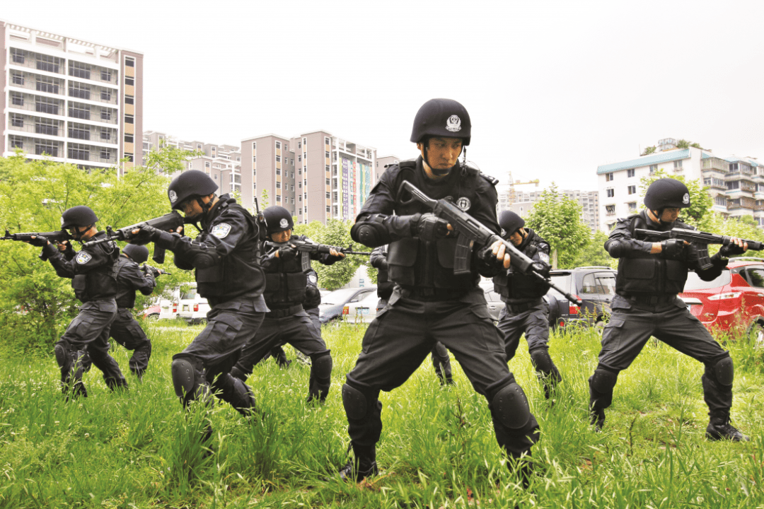 王武监狱特警队员身着"99"式战训服进行武装警戒训练