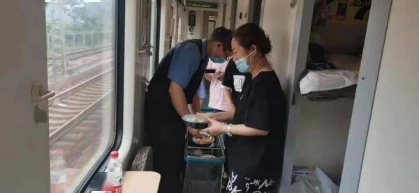 穿过暴雨的z236次列车,回家了!