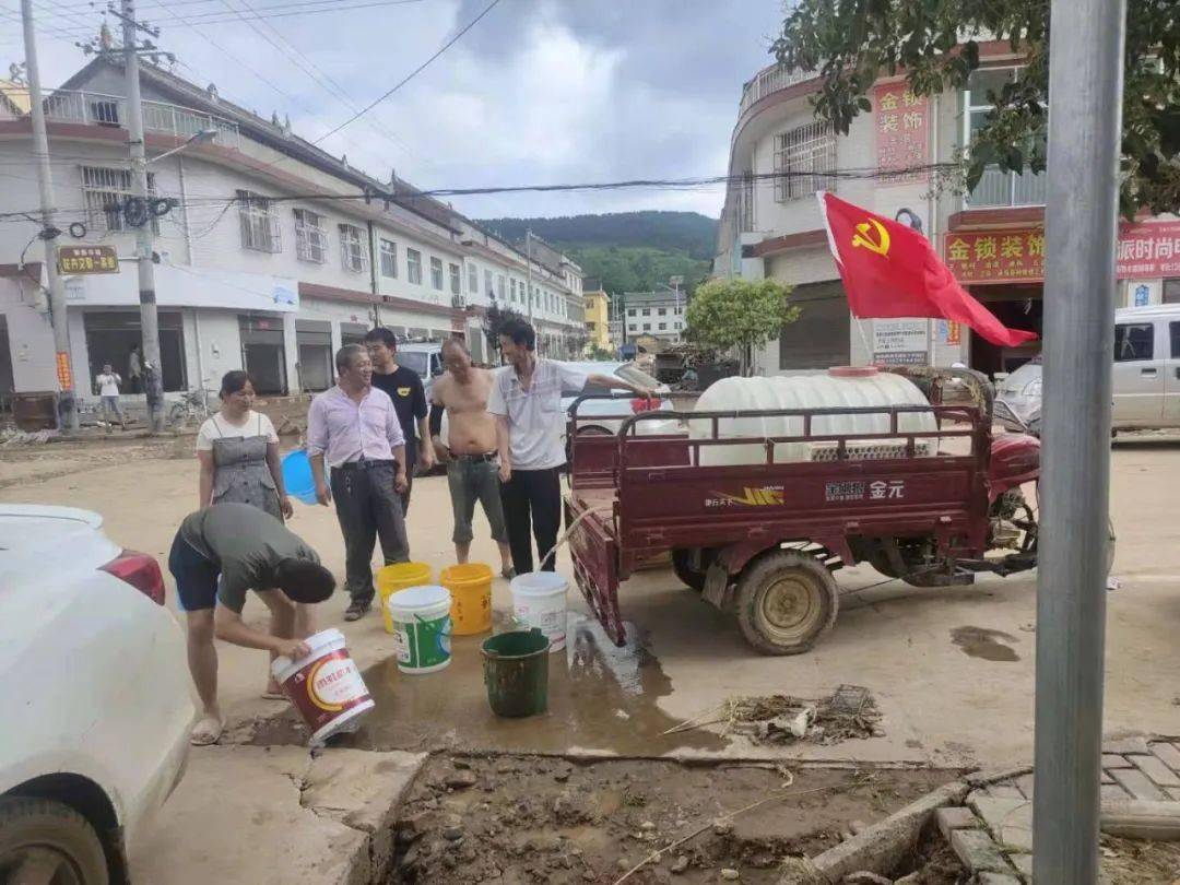 刚刚洛南县一条便道抢通第一新闻记者直击洛源镇受灾严重