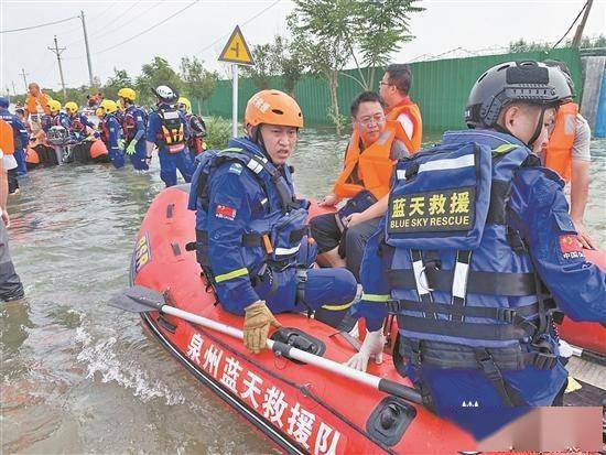 河南洪灾牵动着全国人民的心,灾情发生后,泉州蓝天救援队迅速驰援.