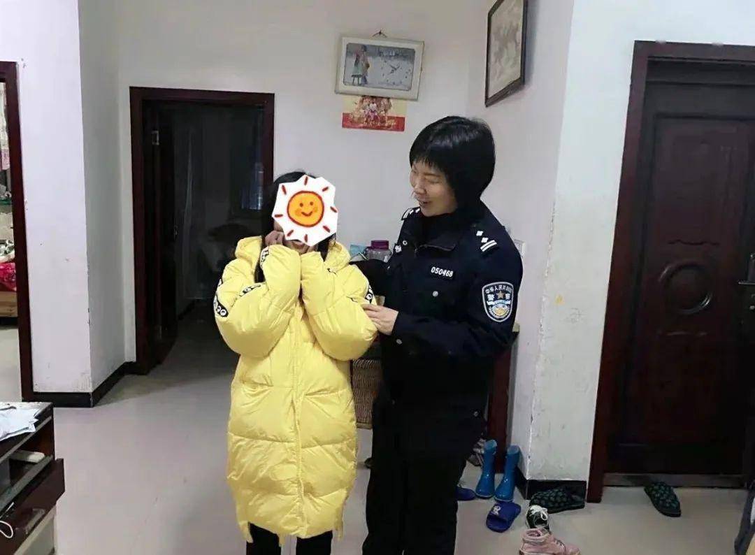 图为万盛派出所民警为小芳送去羽绒服