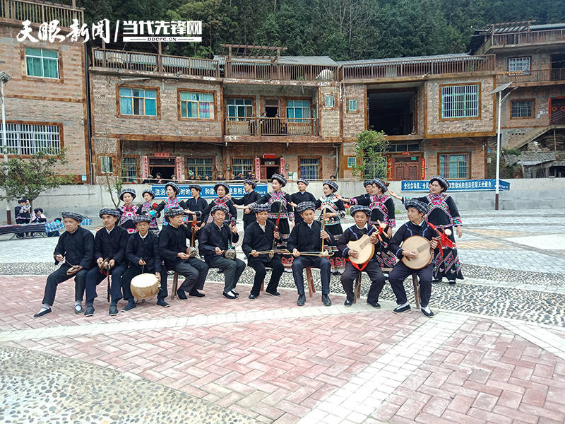 伟外村妇女在油茶苗木培育基地参加技能培训 岑敏 供图