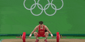 但是没想到, 抓举出现失误, 前2把没举起来,  跟第一名,相差6kg,12斤