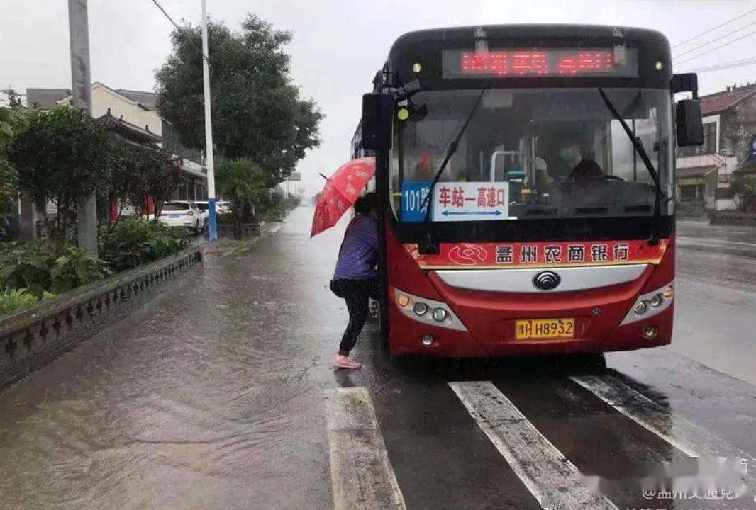 洪灾面前显担当,冲锋在前勇作为,暴雨中的河南公交力量