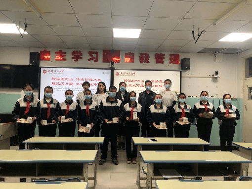 图为新疆分团在四中举办捐助仪式合影