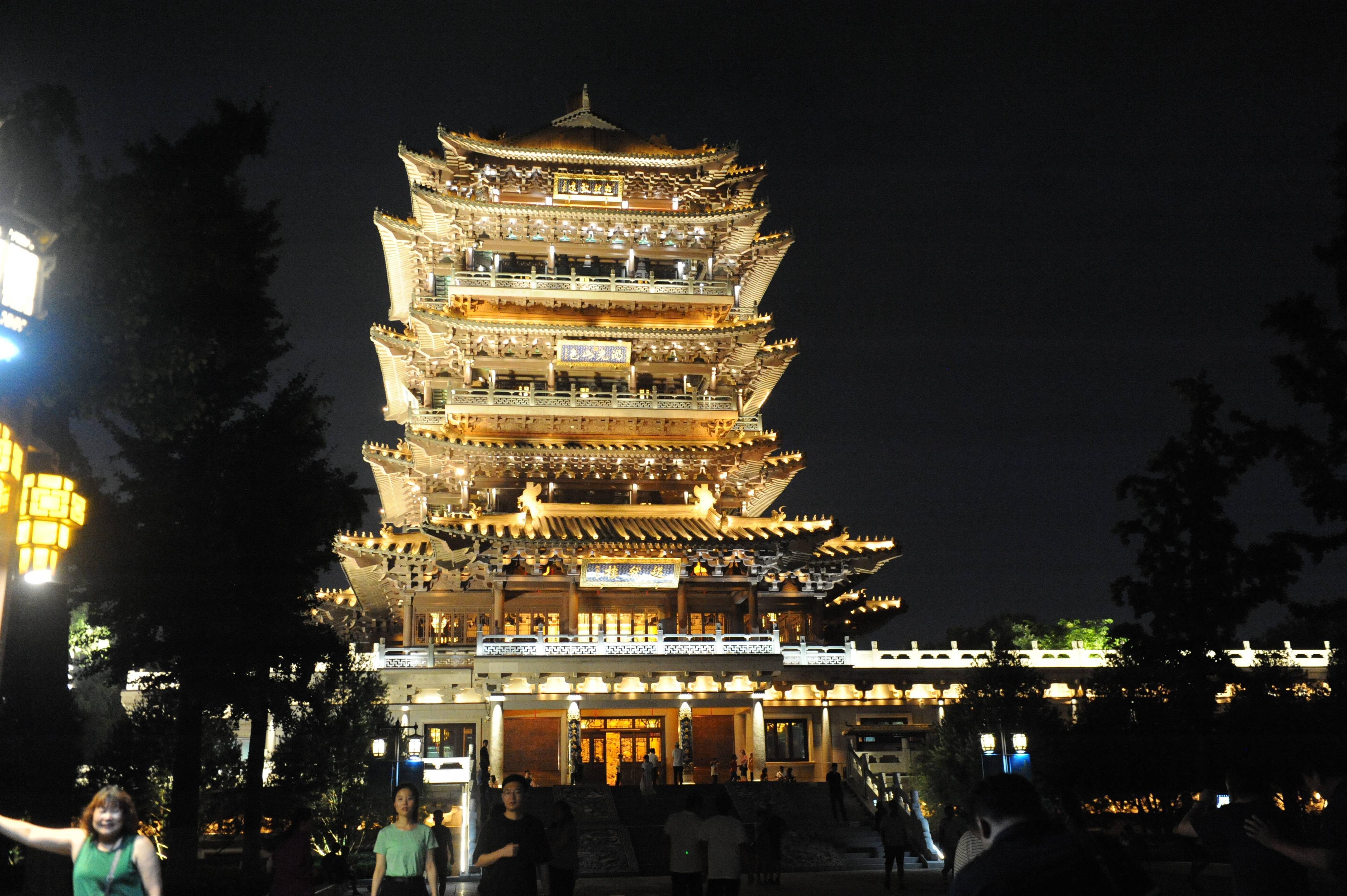 济南大明湖超然楼夜景 苏锐摄