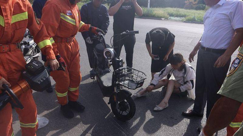 济宁正能量|女子骑电动车摔倒腿被卡 消防员火速救援