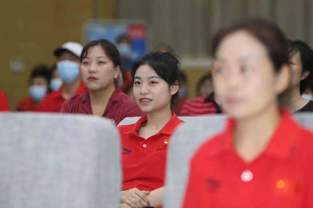 设计师,是钟汉良的造型师,经营黑花贸易,良仁甜品,还有正六后服装店