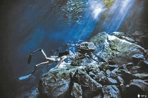 潜水爱好者在扶绥白龙洞进行自由潜水. 受访者供图