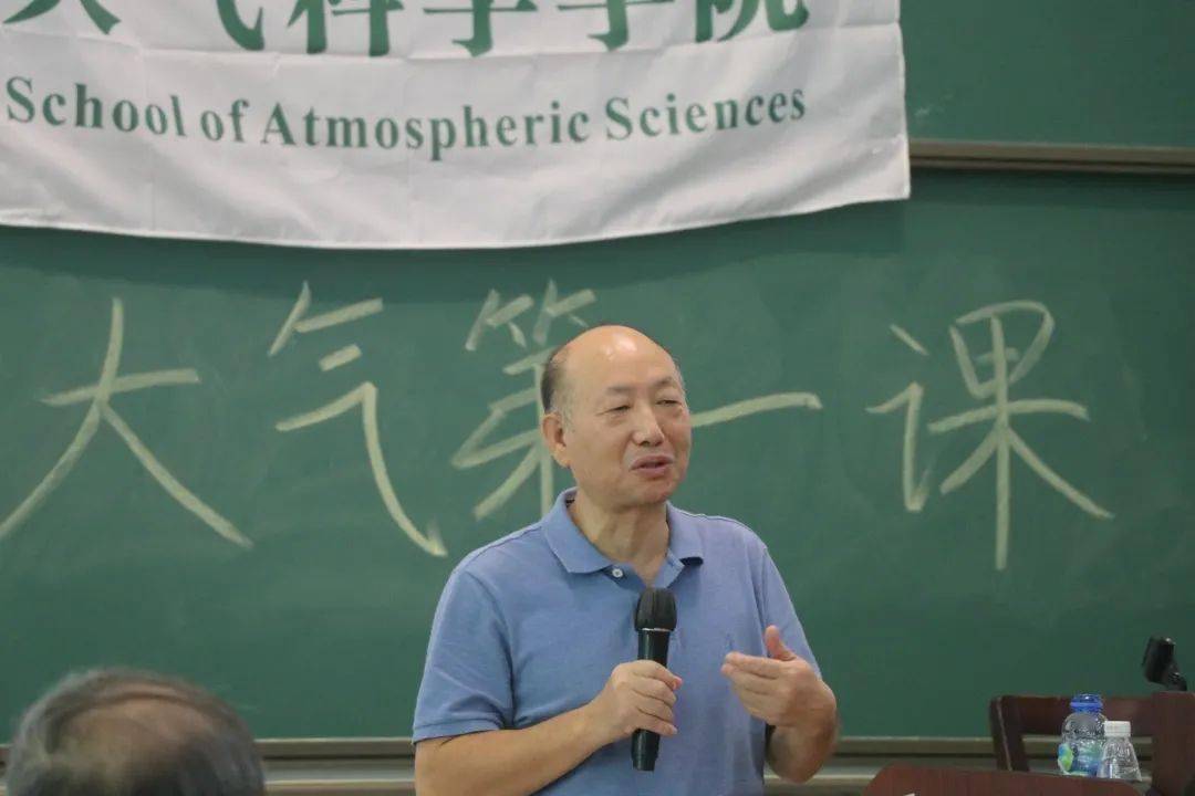 在高年级,中山大学的大气科学学院利用师资力量的优势打造气象学,大气