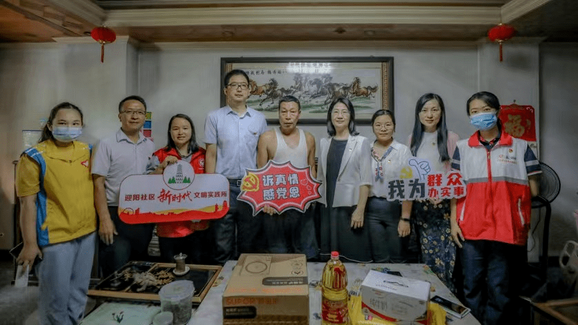 "7月28日,家住迎阳社区的参战伤残军人梁建光高兴地收到了心愿礼物