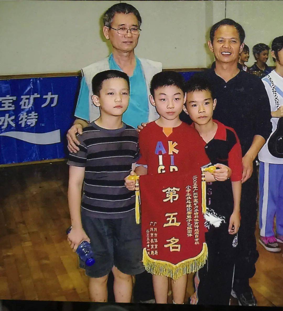 小时候的樊振东(前排左一)与启蒙教练文浩光每天一早从家里出发回