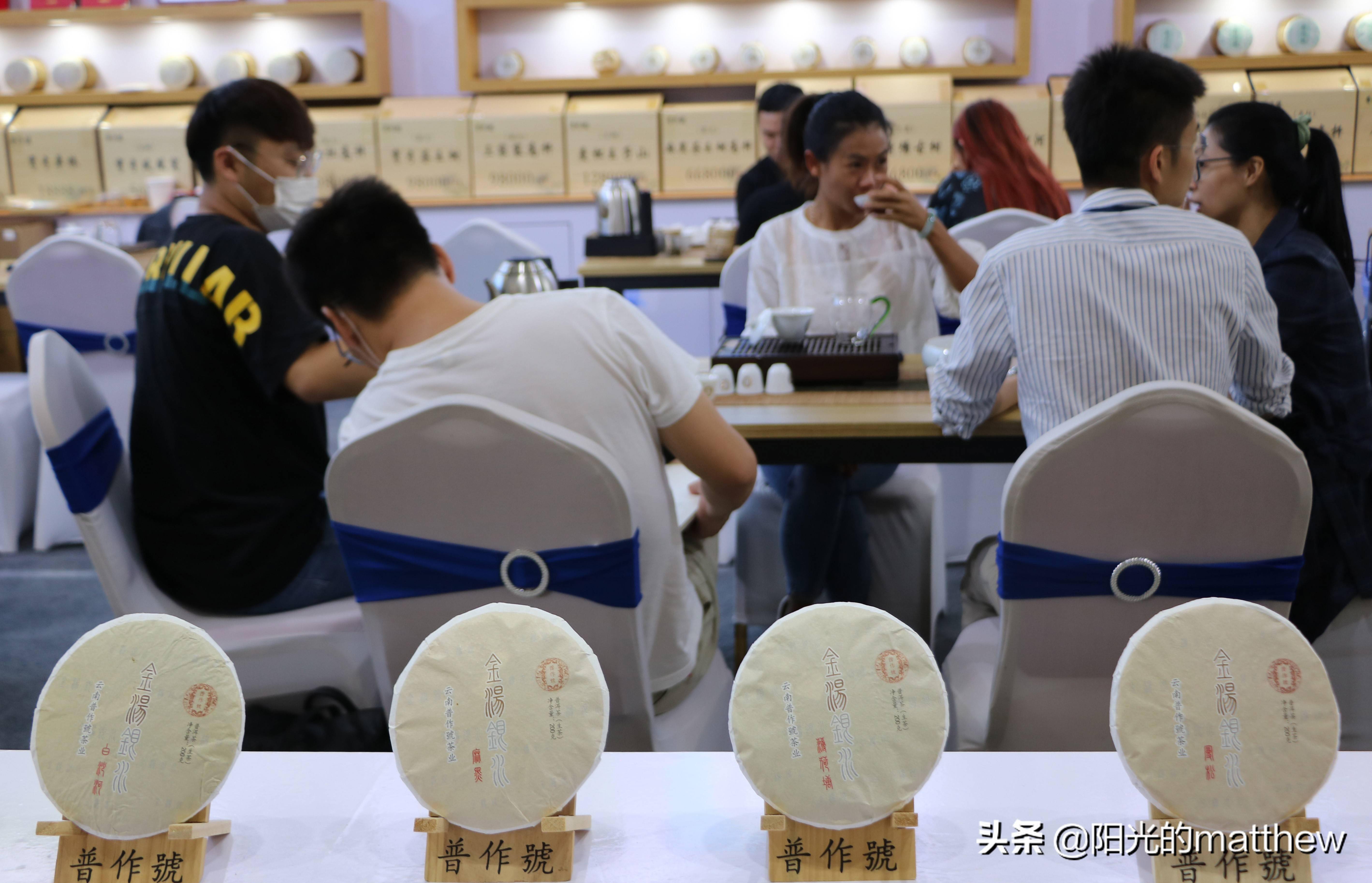 昆明茶博会上茗茶琳琅满目,展厅里茶香怡人,走起,喝好茶